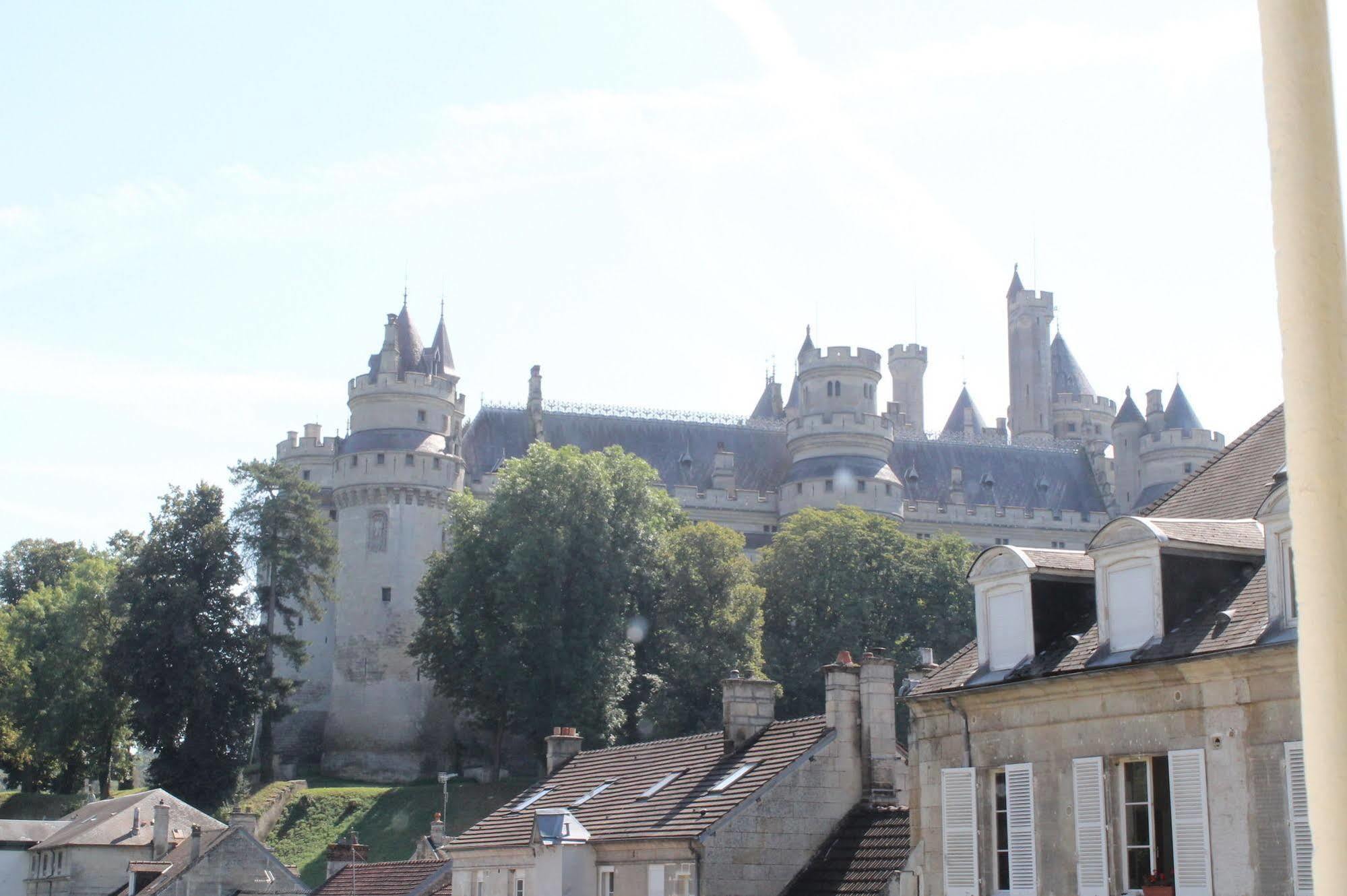 Aux Bles D'Or Hotel Pierrefonds Exterior photo